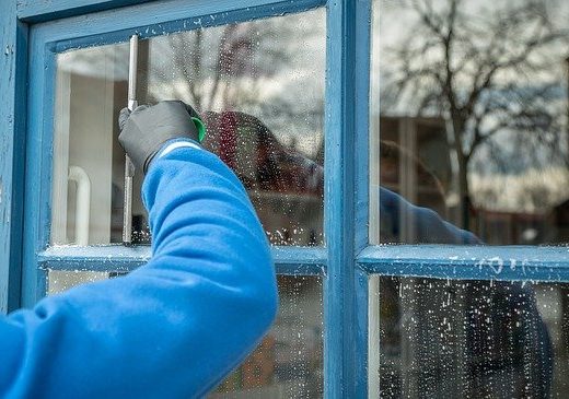 Comment réussir à bien nettoyer les vitres de votre bâtiment ?