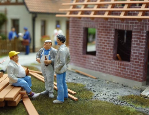 Propriétaire ou locataire : à qui incombe la réalisation des travaux de démoussage de toiture ?