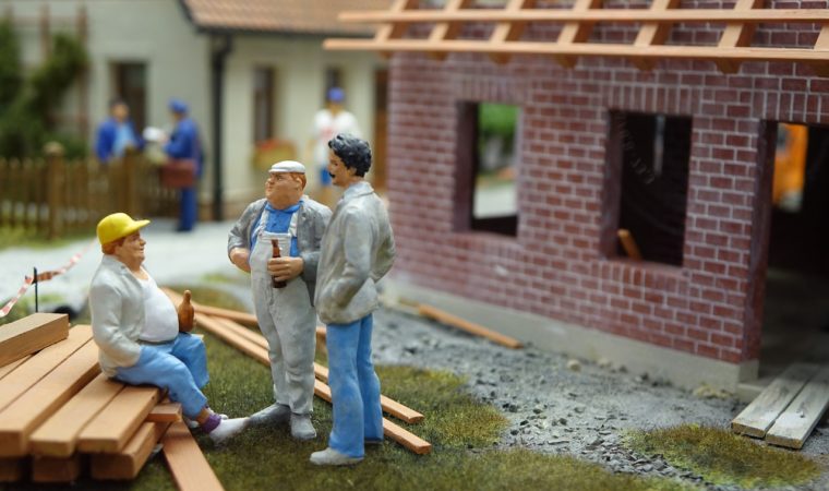 Propriétaire ou locataire : à qui incombe la réalisation des travaux de démoussage de toiture ?