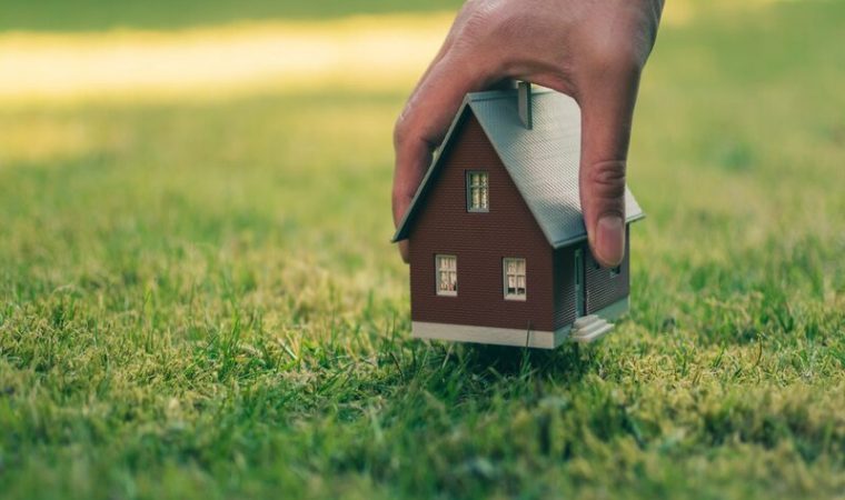 Un terrain à bâtir ou constructible, lequel acheter ?