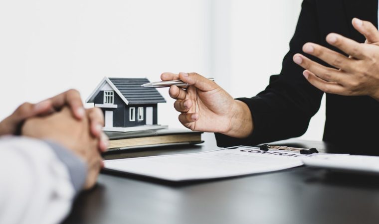 Les différences entre un courtier immobilier et un agent immobilier traditionnel