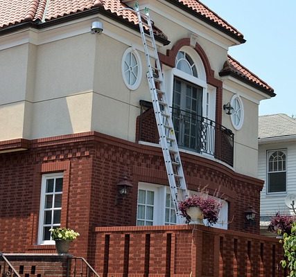 Comment choisir la bonne entreprise pour la réparation et rénovation de votre toiture : conseils et astuces