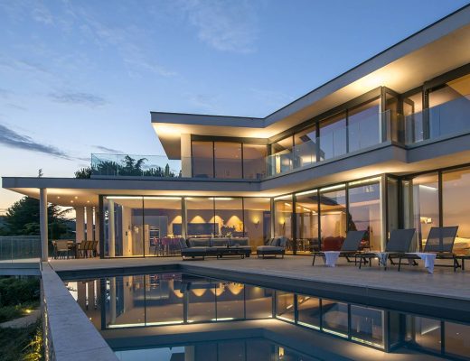 Quelles sont les réglementations en vigueur pour l’utilisation des baies vitrées dans les bâtiments publics ?