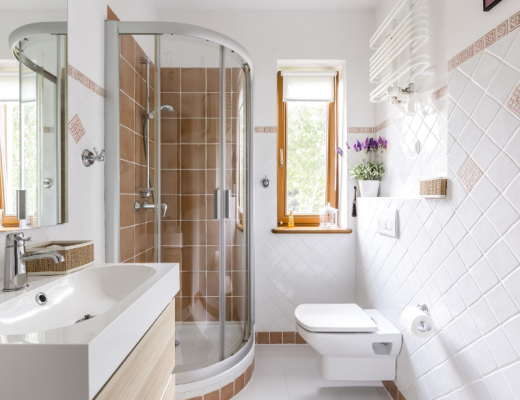 Comment transformer une petite salle de bain en un espace fonctionnel et élégant