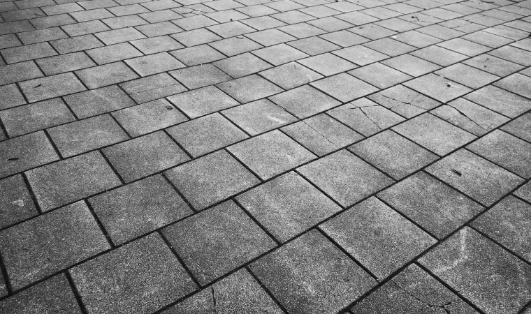 Comment réussir la pose de dalles sur plots ?
