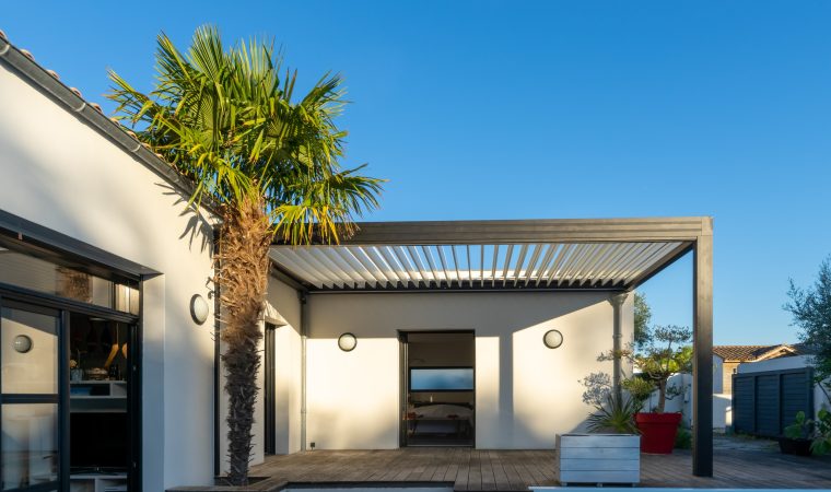Pergolas aluminium : allier l’élégance et la protection solaire durable