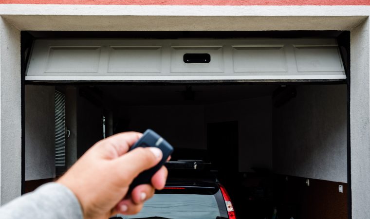 Porte de garage motorisée : régler les blocages courants