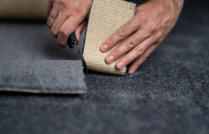 Ponçage de plancher entre deux couches de finition (égrenage)