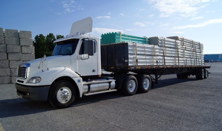 Transport par fardier : solution adaptée aux chargements lourds et volumineux