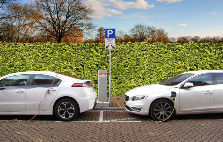 Puissance kW d’une borne de recharge : monophasé vs triphasé