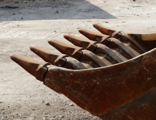 Pourquoi le terrassement et assainissement demande une pelleteuse spécifique