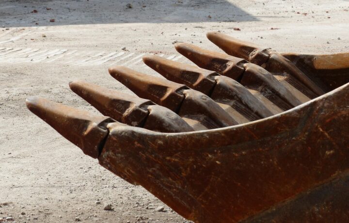 Pourquoi le terrassement et assainissement demande une pelleteuse spécifique