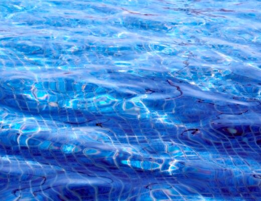 Traitement eau piscine : solutions efficaces par climat chaud