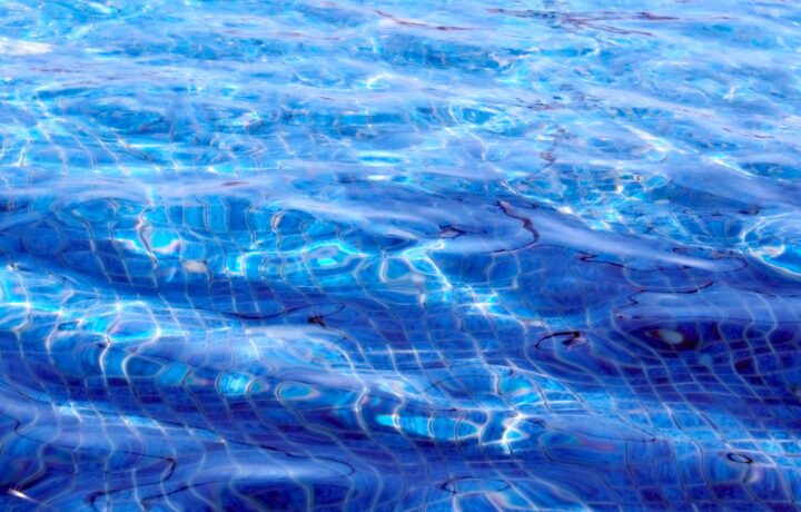 Traitement eau piscine : solutions efficaces par climat chaud
