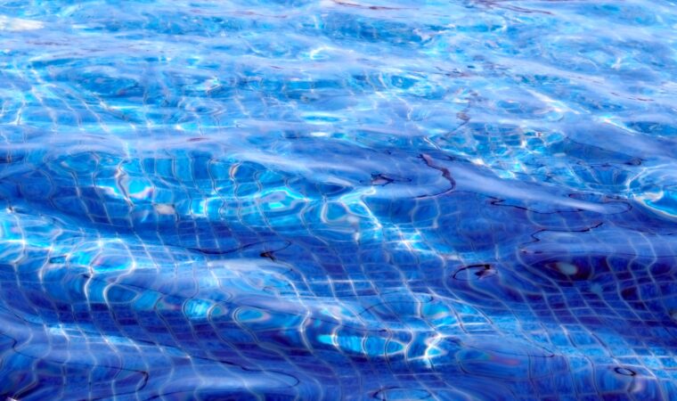 Traitement eau piscine : solutions efficaces par climat chaud