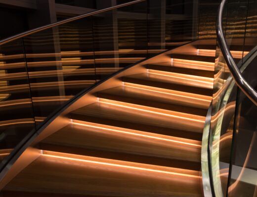 Contremarche d&rsquo;escalier éclairée par LED : les informations pratiques à connaitre