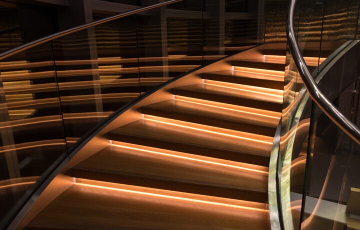 Contremarche d’escalier éclairée par LED : les informations pratiques à connaitre