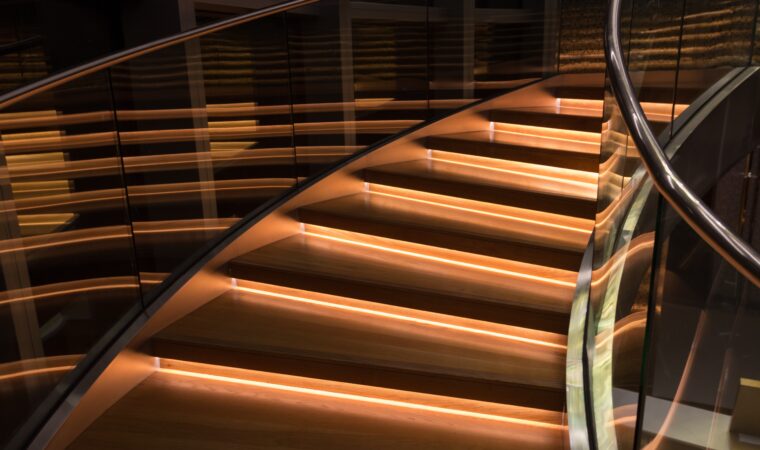Contremarche d&rsquo;escalier éclairée par LED : les informations pratiques à connaitre