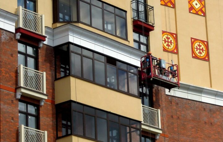 Sécuriser un chantier en hauteur : équipements obligatoires