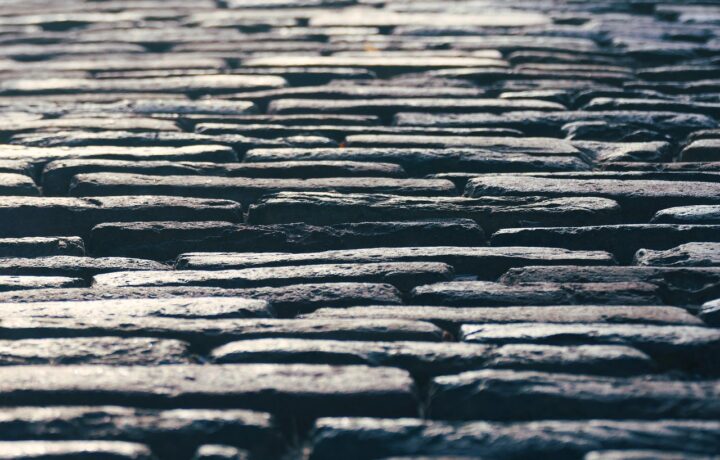 Pavage ou dallage : comment choisir pour votre allée ?