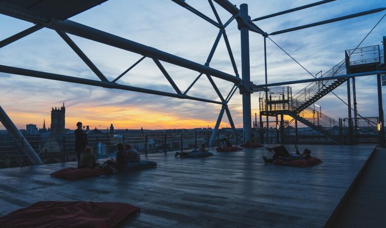 Réparer un toit-terrasse fissuré : méthodes professionnelles