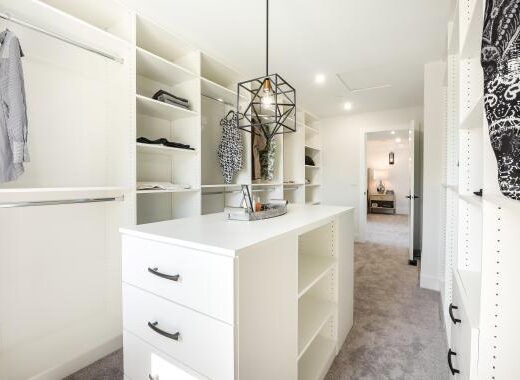Armoire de commande intérieure ou extérieure : le choix