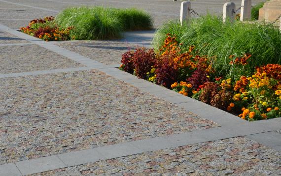 Pavage de terrasse : les avantages du grès cérame pour votre extérieur