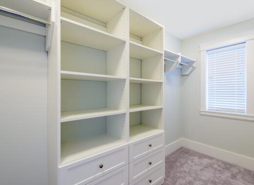Faire son placard sous pente sur mesure soi-même : les conseils à suivre