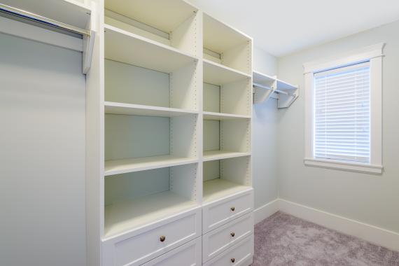 Faire son placard sous pente sur mesure soi-même : les conseils à suivre