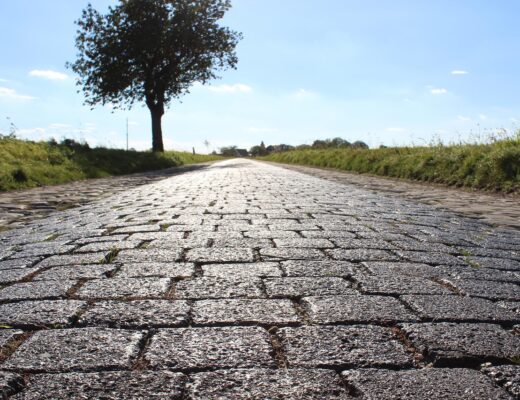 Les tendances pavage de 2026 : du grand format et du gris anthracite
