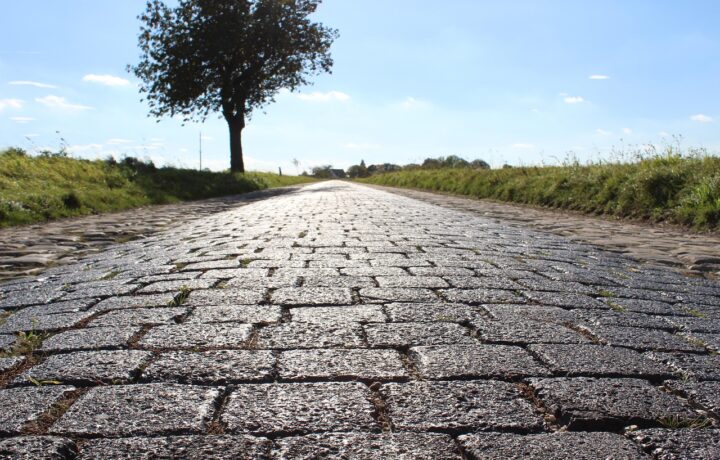 Les tendances pavage de 2026 : du grand format et du gris anthracite