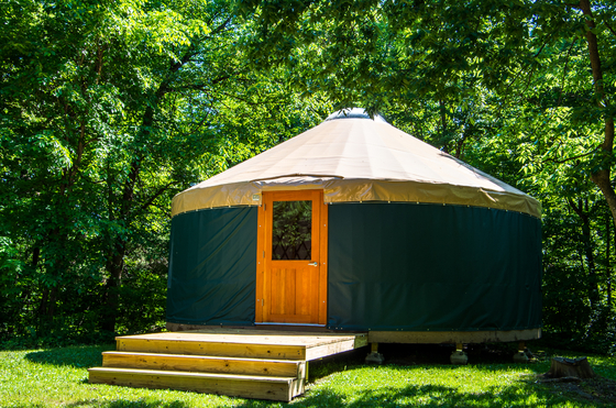 Installer une yourte sur un terrain : quelles contraintes prévoir ?