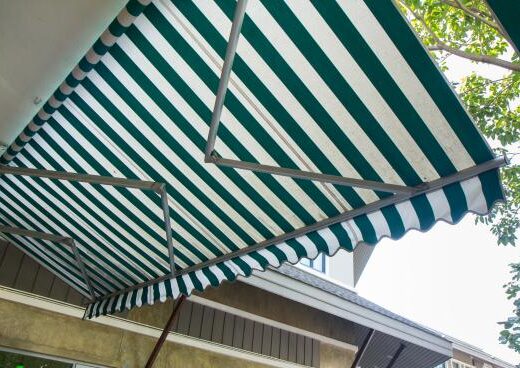 Comment fixer solidement un auvent en bois sur une façade en parpaing ?