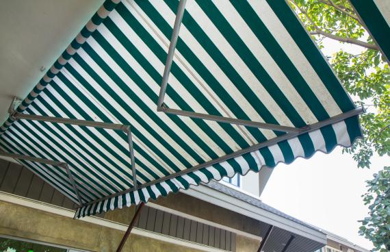 Comment fixer solidement un auvent en bois sur une façade en parpaing ?