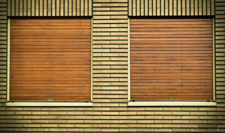 Volet roulant avec moustiquaire intégrée dans le même coffre compact