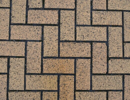 Pavé uni pour terrasse : quels critères choisir avant la pose ?
