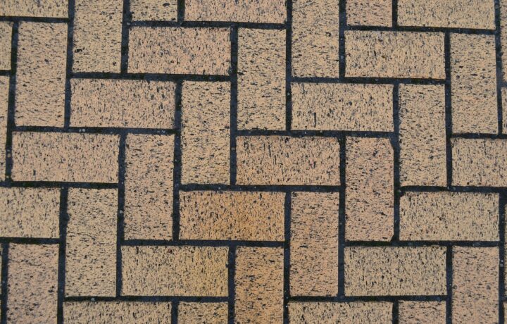Pavé uni pour terrasse : quels critères choisir avant la pose ?