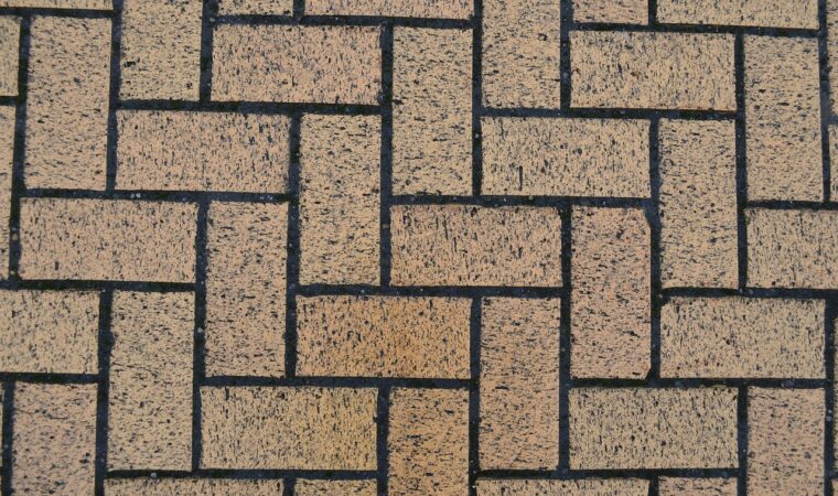 Pavé uni pour terrasse : quels critères choisir avant la pose ?
