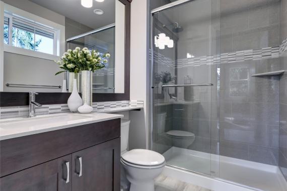 Pâte de verre antidérapante pour fond de douche : les travaux à prévoir