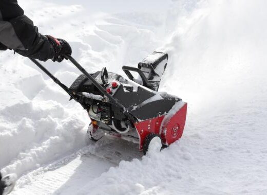 Souffleuse à neige : comment choisir un modèle adapté à votre terrain ?