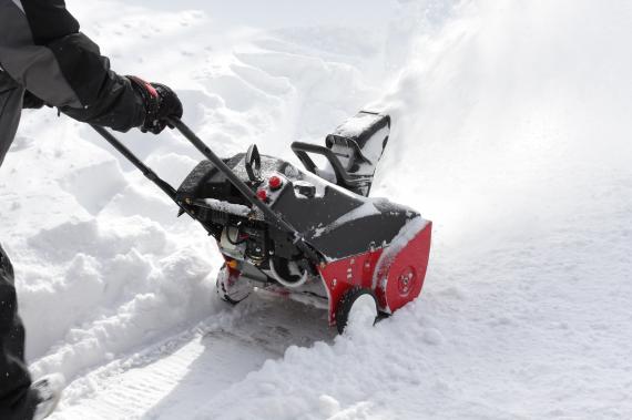 Souffleuse à neige : comment choisir un modèle adapté à votre terrain ?